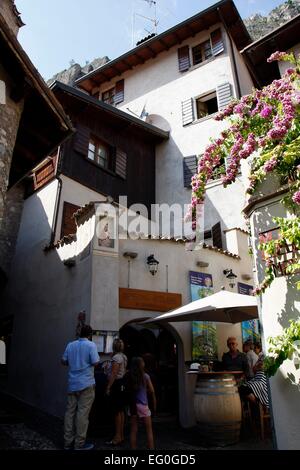 Narrow streets and historic buildings dominate the old town of Limone. Limone sul Garda is located on the western shore of Lake Garda in the province of Brescia, in Lombardy, Italy. Photo: Klaus Nowottnick Date: August 28, 2014 Stock Photo