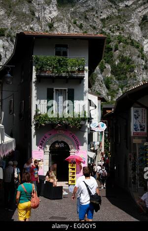 Narrow streets and historic buildings dominate the old town of Limone. Limone sul Garda is located on the western shore of Lake Garda in the province of Brescia, in Lombardy, Italy. Photo: Klaus Nowottnick Date: August 28, 2014 Stock Photo