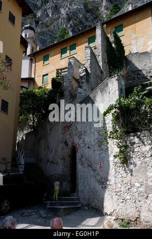 Narrow streets and historic buildings dominate the old town of Limone. Limone sul Garda is located on the western shore of Lake Garda in the province of Brescia, in Lombardy, Italy. Photo: Klaus Nowottnick Date: August 28, 2014 Stock Photo