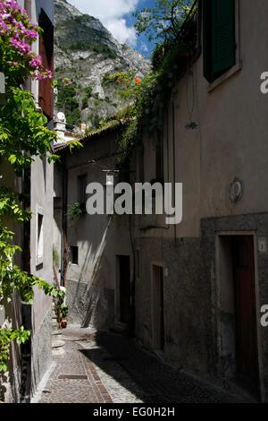 Narrow streets and historic buildings dominate the old town of Limone. Limone sul Garda is located on the western shore of Lake Garda in the province of Brescia, in Lombardy, Italy. Photo: Klaus Nowottnick Date: August 28, 2014 Stock Photo