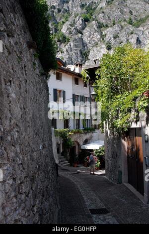 Narrow streets and historic buildings dominate the old town of Limone. Limone sul Garda is located on the western shore of Lake Garda in the province of Brescia, in Lombardy, Italy. Photo: Klaus Nowottnick Date: August 28, 2014 Stock Photo