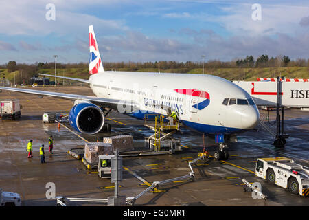 British Airways plane being loaded and unloaded at Gatwick airport, London, England, UK Stock Photo