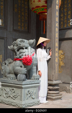Woman wearing ao dai dress at Nghia An Hoi Quan Pagoda, Cholon, Ho Chi Minh City, Vietnam Stock Photo