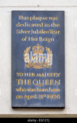London, England, UK. Commemorative plaque: site of Queen Elizabeth's birth, 17 Bruton Street. Stock Photo