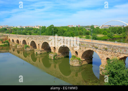 Roman Bridge (Puente Romano), Guadiana River, Merida, Extremadura, Spain Stock Photo