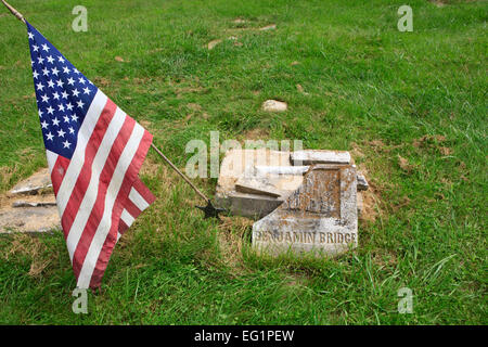 American flag on the grave marker of an American Revolutionary war veteran (Benjamin Bridge) Stock Photo