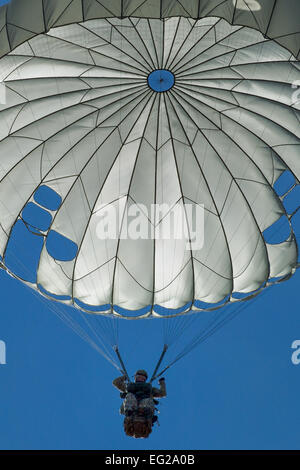 Capt. Vince Koziol, 31st Rescue Squadron flight commander, descend with a parachute after jumping from a 36th Airlift Squadron C-130 Hercules during a jump week at Yokota Air Base, Japan, Jan. 6, 2015. During Jump Week, members of the 31st RQS link up with the 36th AS to maintain mission readiness and rescue tactics in preparation for real-world emergencies.  Osakabe Yasuo Stock Photo