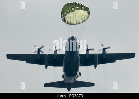 Soldiers execute jumps out of a C-130 Hercules Sept. 3, 2014, at Combined Arms Training Center Camp Fuji, Japan. The Soldiers are assigned to the 1st Battalion, 1st Special Forces Group Airborne and the C-130 is assigned to the 36th Airlift Squadron.  Osakabe Yasuo Stock Photo