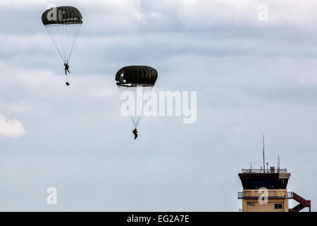 31st Rescue Squadron pararescuemen descend with parachutes after jumping from a 36th Airlift Squadron C-130 Hercules during ‘Jump Week’ at Yokota Air Base, Japan, Jan. 6, 2015.  During Jump Week, members of the 31st RQS link up with the 36th AS to maintain mission readiness and rescue tactics in preparation for real-world emergencies.  Osakabe Yasuo Stock Photo