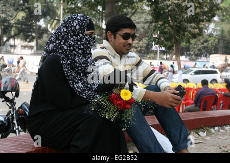 Dhaka, Bangladesh. 14th February, 2015. A young couple on Valentine’s Day at Shohrawardi Uddan. in dhaka. Stock Photo