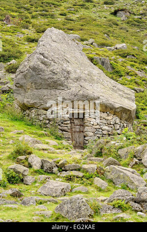 Stone sheppard, shack, in Le Labassa, Pyrenees National Park, for traditional transhumance. Val d'Azun, Hautes Pyrenees. France. Stock Photo