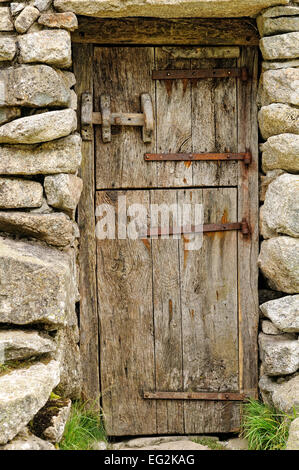 Wooden door in a stone shepherd's hut in Le Labassa, Pyrenees National Park, . Val d'Azun, Hautes Pyrenees (France) Stock Photo