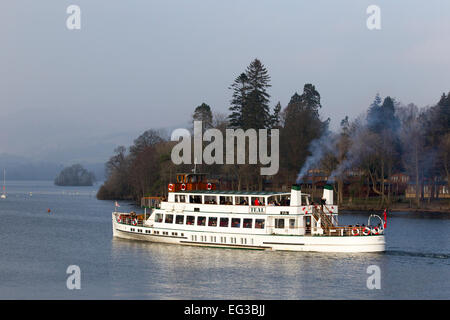 Lake Windermere Cumbria 15th February 2015. Tourists & families make the most of the weather with ice cream & boat trips The steamer MV Teal , in its 80th year ,(launched 1936) back on Lake Windermere for half term after its annual  service Credit:  Gordon Shoosmith/Alamy Live News Stock Photo