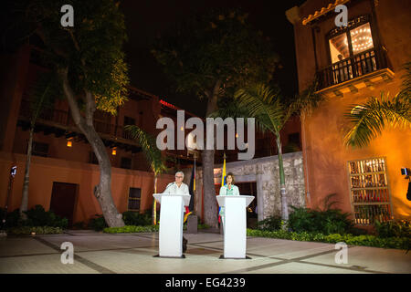 Cartagena de Indias, Colombia. 15th Feb, 2015. German Minister for Foreign Affairs, Frank-Walter Steinmeier (L, SPD) and the Foreign Minister of Colombia, Maria Angela Holguin Cuellar, speak during a press conference in Cartagena de Indias, Colombia, 15 February 2015. Steinmeier wears a typical Latin American shirt, commonly referred to as 'Guyabera'. Photo: Bernd von Jutrczenka/dpa/Alamy Live News Stock Photo