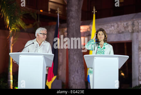 Cartagena de Indias, Colombia. 15th Feb, 2015. German Minister for Foreign Affairs, Frank-Walter Steinmeier (L, SPD) and the Foreign Minister of Colombia, Maria Angela Holguin Cuellar, speak during a press conference in Cartagena de Indias, Colombia, 15 February 2015. Steinmeier wears a typical Latin American shirt, commonly referred to as 'Guyabera'. Photo: Bernd von Jutrczenka/dpa/Alamy Live News Stock Photo