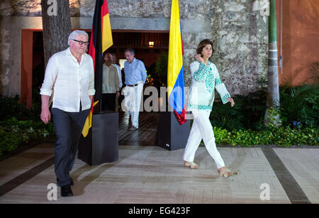 Cartagena de Indias, Colombia. 15th Feb, 2015. German Minister for Foreign Affairs, Frank-Walter Steinmeier (L, SPD) and the Foreign Minister of Colombia, Maria Angela Holguin Cuellar, arrive for a press conference in Cartagena de Indias, Colombia, 15 February 2015. Steinmeier wears a typical Latin American shirt, commonly referred to as 'Guyabera'. Photo: Bernd von Jutrczenka/dpa/Alamy Live News Stock Photo