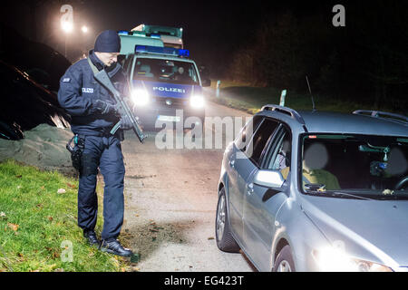 Officers of the federal police check cars coming from Denmark on Autobahn A7 at the Handewitt service area, Germany, 14 February 2015. Border controls between Denmark and Germany have been tightened after the terrorist attack on a cultural event in Copenhagen. Photo: Benjamin Nolte/dpa Stock Photo