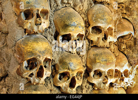 Portugal, Alentejo: Human skulls in the bones chapel 'Capela dos Ossos'  of monastery of São Francisco in Évora Stock Photo