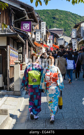 Traditionally dressed Japanese women in the historic Higashiyama District of Kyoto, Japan Stock Photo