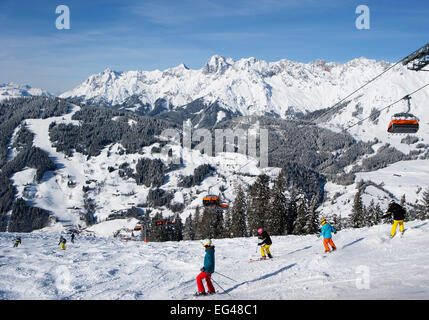 Skiers on slope in front of mountains, view to the Steinernes Meer, ski resort Ski Amade, Dienten, Salzburg State, Austria Stock Photo