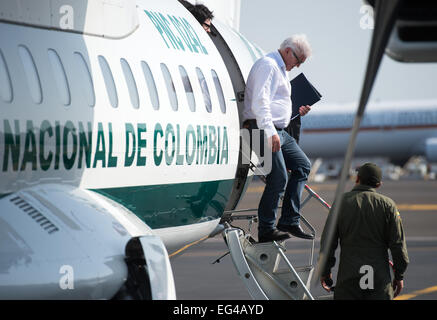 Cartagena de Indias, Colombia. 15th Feb, 2015. German Foreign Minister Frank-Walter Steinmeier (SPD, L) steps out of an aircraft of the Colombian police on arrival at the airport in Cartagena de Indias, Colombia, 15 February 2015. Steinmeier is on an official visit to Colombia. Photo: Bernd Von Jutrczenka/dpa/Alamy Live News Stock Photo