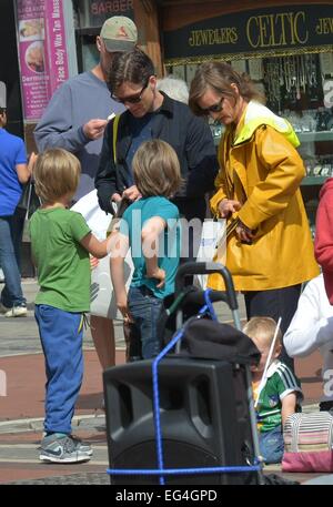 Cillian Murphy, wife Yvonne and their sons Malachy and Aran watch break-dance buskers Dublin City BBoys on Grafton Street  Featuring: Cillian Murphy,Yvonne McGuinness,Malachy Murphy,Aran Murphy Where: Dublin, Ireland When: 14 Aug 2014 Stock Photo