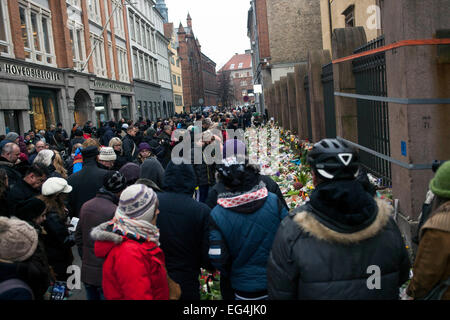 Copenhagen, Denmark. 16th February, 2015. Since Sunday morning the little street, Krystalgade, where the Jewish synagogue is placed and the scene for early Sunday mornings second terrorist attack and killing age 37 Jew, Dan Uzan was, has been packed with people who wants to show their respect and sympathy to the murdered at to the Jewish community in Copenhagen for their loss. Uzan presumably prevented the attacker access the synagogue where 80 people was gathered celebrating a communion. Credit:  OJPHOTOS/Alamy Live News Stock Photo
