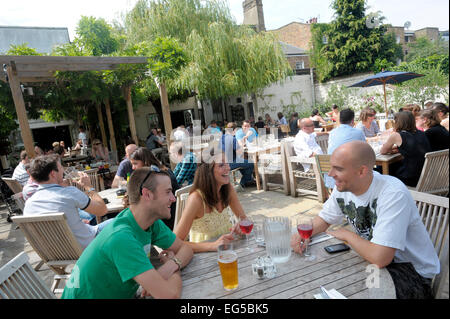 The Albion pub and garden 10 Thornhill Rd, London N1 Stock Photo