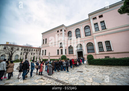 ISTANBUL, Turkey / Türkiye — Tourists line up to visit the Harem (privy chambers) of Dolmabahçe Palace. Dolmabahçe Palace, on the banks of the Bosphorus Strait, was the administrative center of the Ottoman Empire from 1856 to 1887 and 1909 to 1922. Built and decorated in the Ottoman Baroque style, it stretches along a section of the European coast of the Bosphorus Strait in central Istanbul. Stock Photo