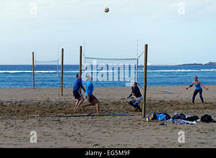 Holidaymakers play beach volleyball in Las Palmas de Gran Canaria, Canary Islands Stock Photo