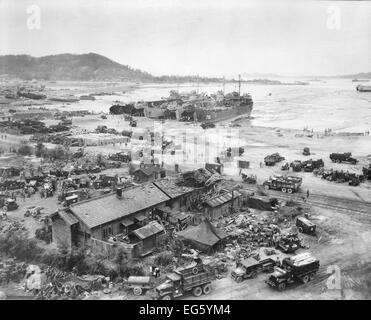 KOREAN WAR American forces unloading at Inchon, 15 September, 1950. Stock Photo