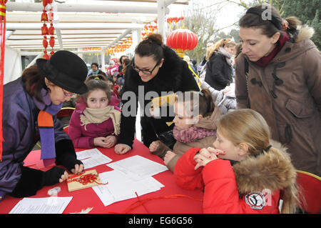 Paris, France. 17th Feb, 2015. Local people learn how to make a chinese knot during the Chinese Carnival in Paris, France, Feb. 17, 2015. © Shang Xu/Xinhua/Alamy Live News Stock Photo