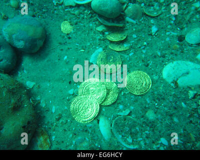 (150218) -- JERUSALEM, Feb. 18, 2015 (Xinhua) -- An undated photograph supplied by the Israeli Antiquities Authority on Feb. 17, 2015 shows the largest hoard of gold coins ever found in Israel as they were discovered on the seabed in the ancient harbor of Caesarea National Park. A fortune of at least 2,000 ancient gold coins were discovered accidentally by scuba divers offshore Israel about two weeks ago, the Israel Antiquities Authority said on Tuesday. It was found on the seabed in the ancient harbor of Caesarea National Park, the Antiquities Authority said in a statement. (Xinhua/JINI/Hand Stock Photo