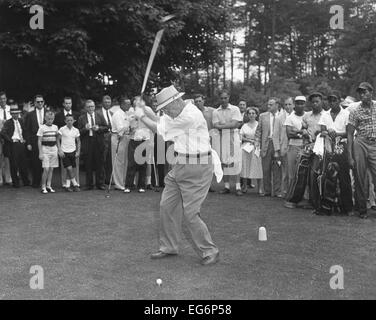President Eisenhower teeing off on a golf course. Summer 1957. - (BSLOC 2014 14 34) Stock Photo