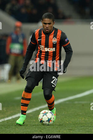 Lviv, Ukraine. 17th Feb, 2015. Shakhtar Donetsk's Douglas Costa runs with the ball during the UEFA Champions League Round of 16 first leg soccer match between Shakhtar Donetsk and FC Bayern Munich at the Arena in Lviv, Ukraine, 17 February 2015. Photo: Andreas Gebert/dpa/Alamy Live News Stock Photo