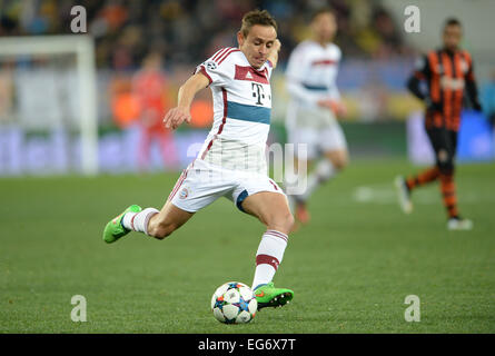 Lviv, Ukraine. 17th Feb, 2015. Munich's Rafinha passes the ball during the UEFA Champions League Round of 16 first leg soccer match between Shakhtar Donetsk and FC Bayern Munich at the Arena in Lviv, Ukraine, 17 February 2015. Photo: Andreas Gebert/dpa/Alamy Live News Stock Photo