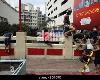 Manila, Philippines. 18th Feb, 2015. Filipino children hang out at the Filipino-Chinese Friendship Bridge in Binondo district's Chinatown, a day before Chinese New Year, which falls on February 19th this year. Credit:  Richard James Mendoza/Pacific Press/Alamy Live News Stock Photo