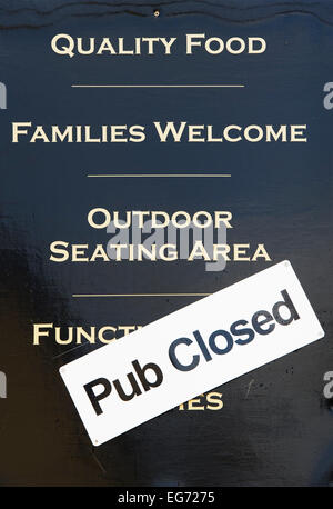 Pub closed sign on a pub sign. Clifton, Oxfordshire, England Stock Photo
