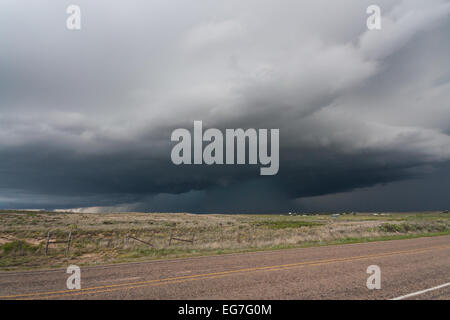 A powerful tornado warned supercell thunderstorm rolls across the Texas ...