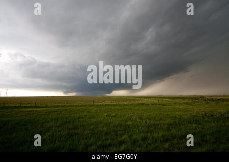 A powerful tornado warned supercell thunderstorm rolls across the Texas ...