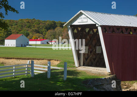 FALL SCENIC HARMON COVERED BRIDGE PLUM CREEK INDIANA COUNTY PENNSYLVANIA USA Stock Photo