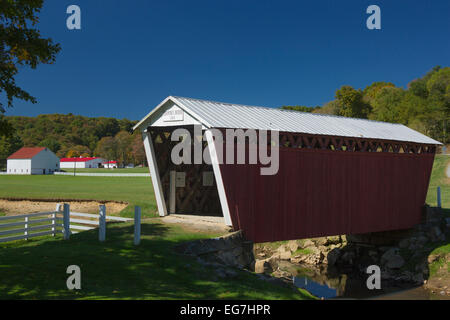 FALL SCENIC HARMON COVERED BRIDGE PLUM CREEK INDIANA COUNTY PENNSYLVANIA USA Stock Photo