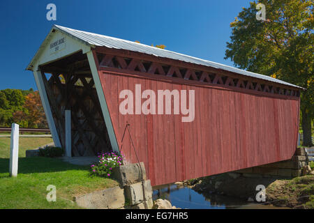 FALL SCENIC HARMON COVERED BRIDGE PLUM CREEK INDIANA COUNTY PENNSYLVANIA USA Stock Photo