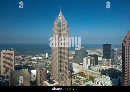 KEY BANK TOWER BUILDING (©CESAR PELLI 1991) DOWNTOWN SKYLINE CLEVELAND OHIO USA Stock Photo