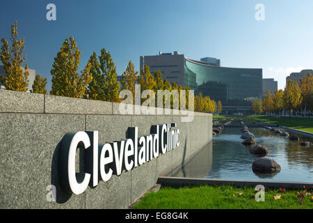 ENTRANCE SIGN REFLECTING POOL (©PETER WALKER & PARTNERS 2008) MILLER PAVILLION (©NBBJ 2008) CLEVELAND CLINIC MAIN CAMPUS CLEVELAND OHIO USA Stock Photo