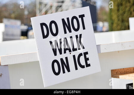 Belfast, Northern Ireland. 19 Feb 2015 - Sign warns people not to walk on the ice. Credit:  Stephen Barnes/Alamy Live News Stock Photo