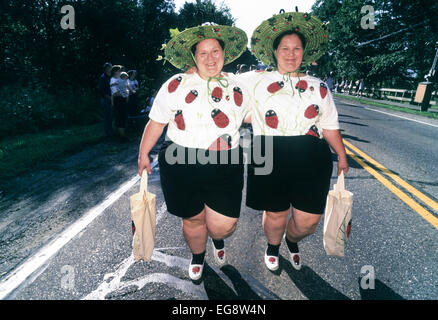 TWINSBURG, OH – AUGUST 1: Sets of twins gather together at the Twins Days Festival in Twinsburg, Ohio on August 1, 1997. Stock Photo