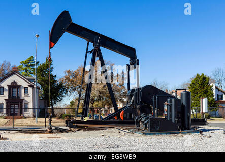 Oil well in an urban environment, N Lincoln Blvd, Oklahoma City, OK, USA Stock Photo