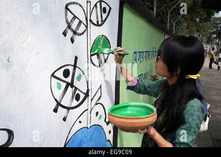 Dhaka, Bangladesh, 20th Feb, 2015. Bangladeshi fine arts student paints on the wall as part of the decoration for the International Mother Language Day celebration Stock Photo