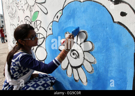 Dhaka, Bangladesh, 20th Feb, 2015. Bangladeshi fine arts student paints on the wall as part of the decoration for the International Mother Language Day celebration Stock Photo